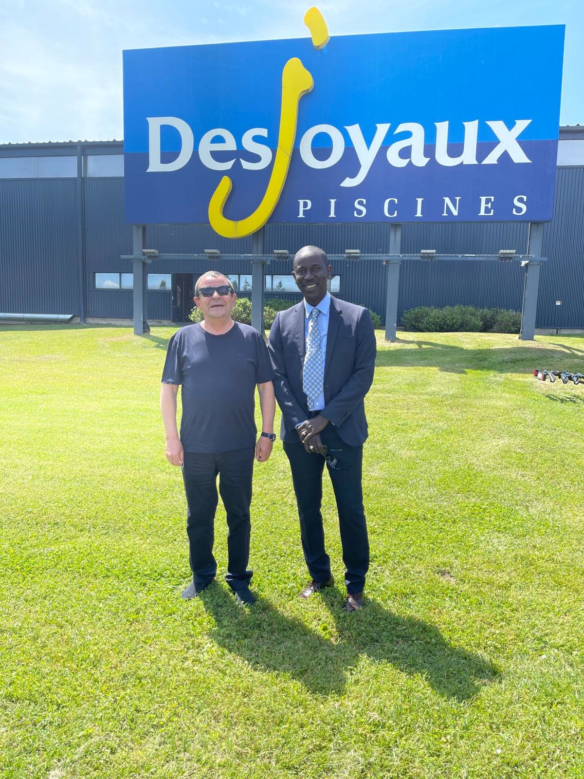 Pape Mafal Diop, dirigeant de Mobilis Wellness, devant le siège de Desjoyaux Piscines